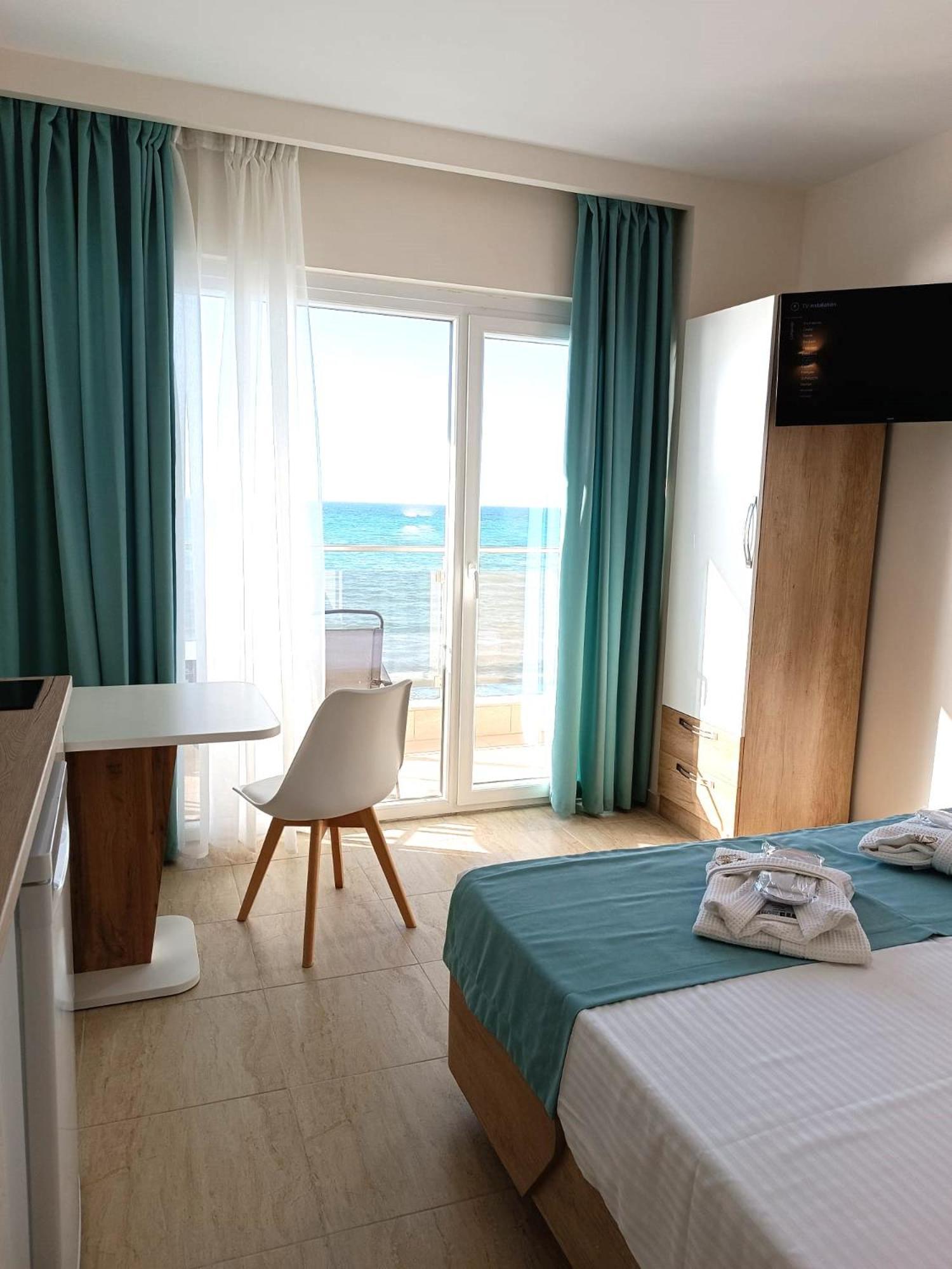Navarino Luxe Suites Peraía 外观 照片
