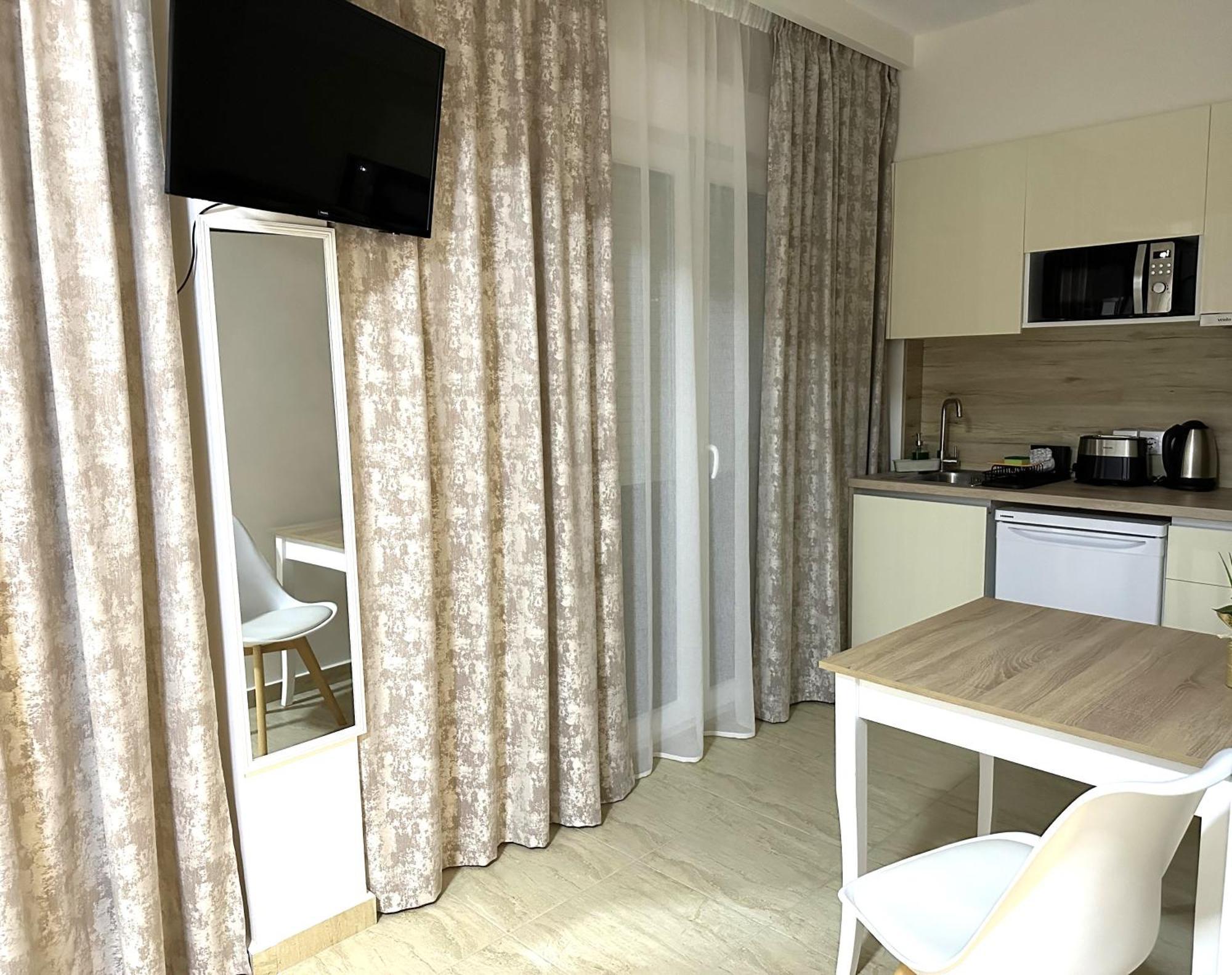 Navarino Luxe Suites Peraía 外观 照片