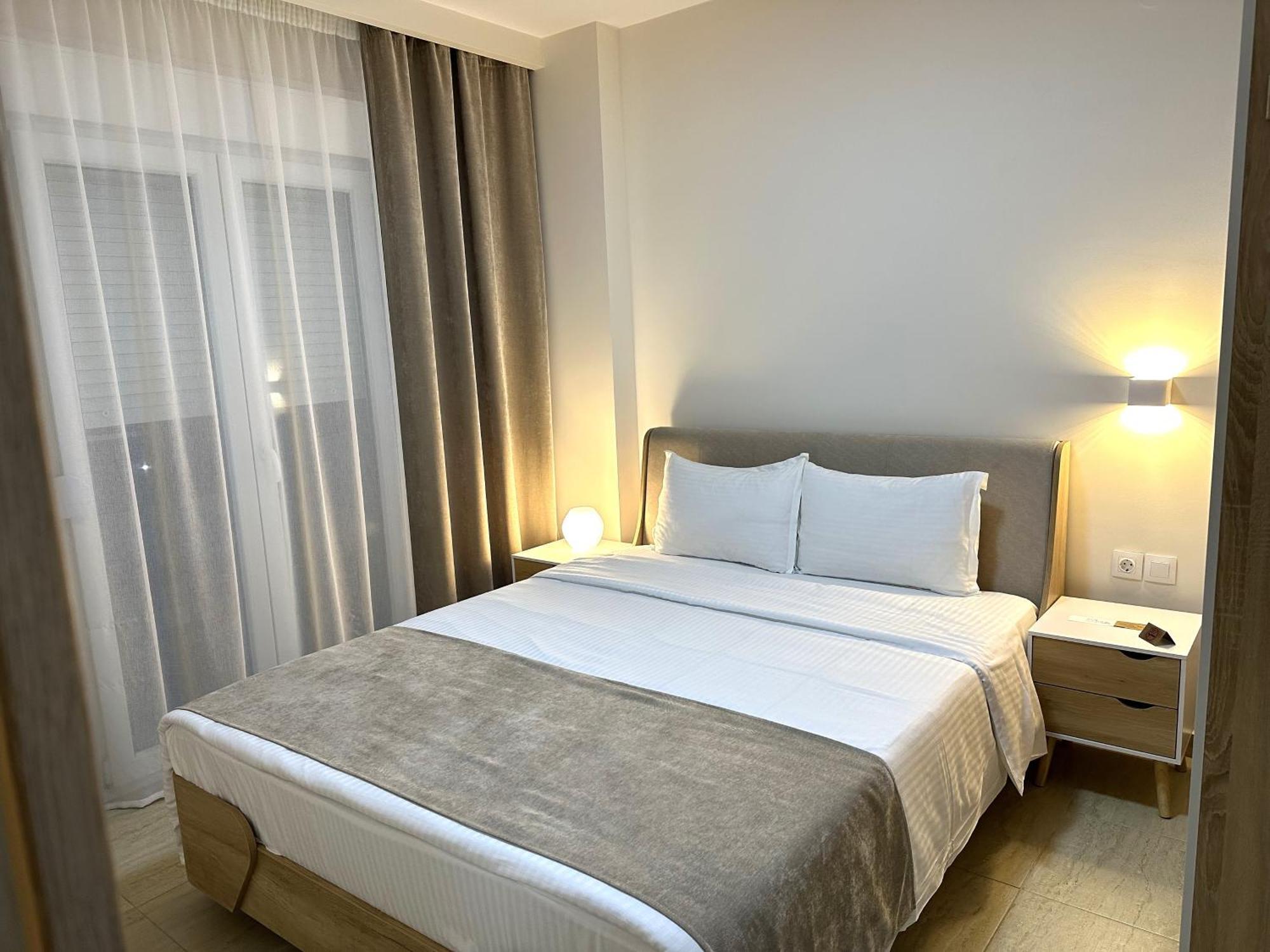 Navarino Luxe Suites Peraía 外观 照片