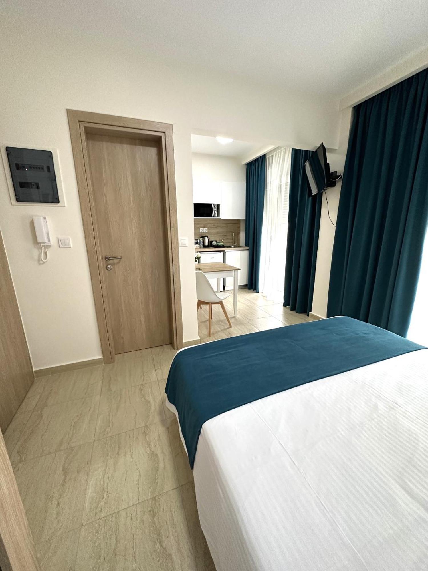 Navarino Luxe Suites Peraía 外观 照片